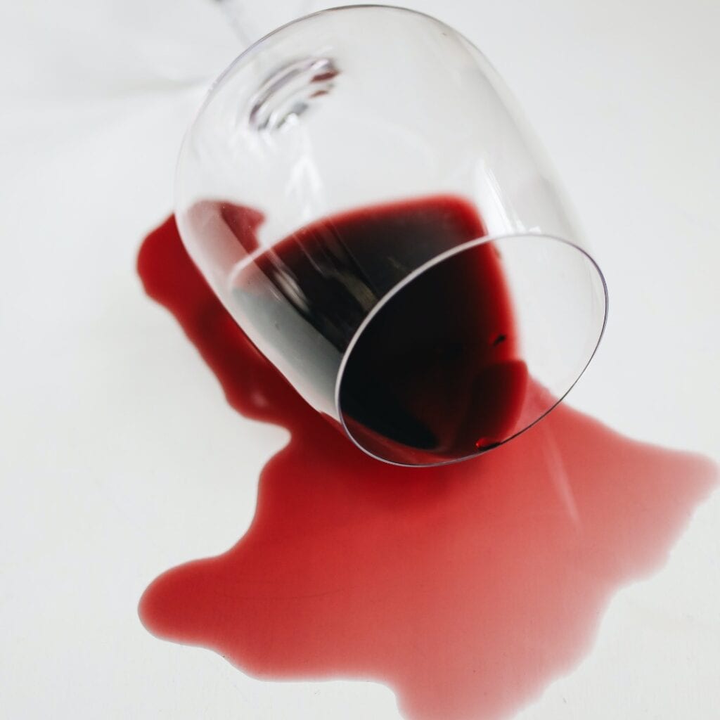 Pet trikova za uklanjanje mrlja od crvenog vina