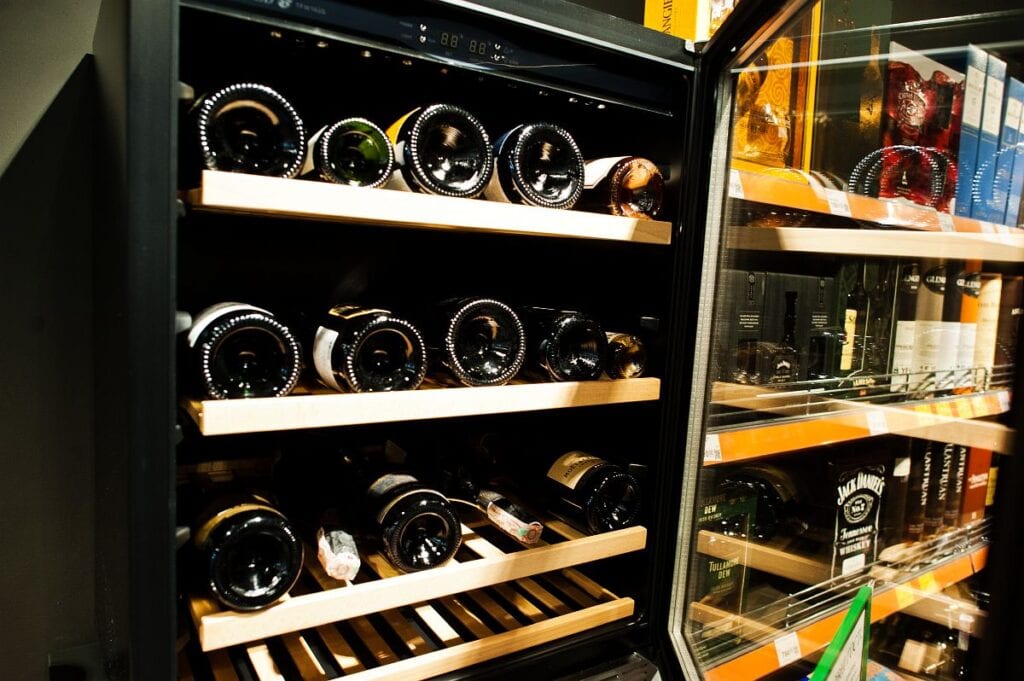 Samostojeći frižider za vino