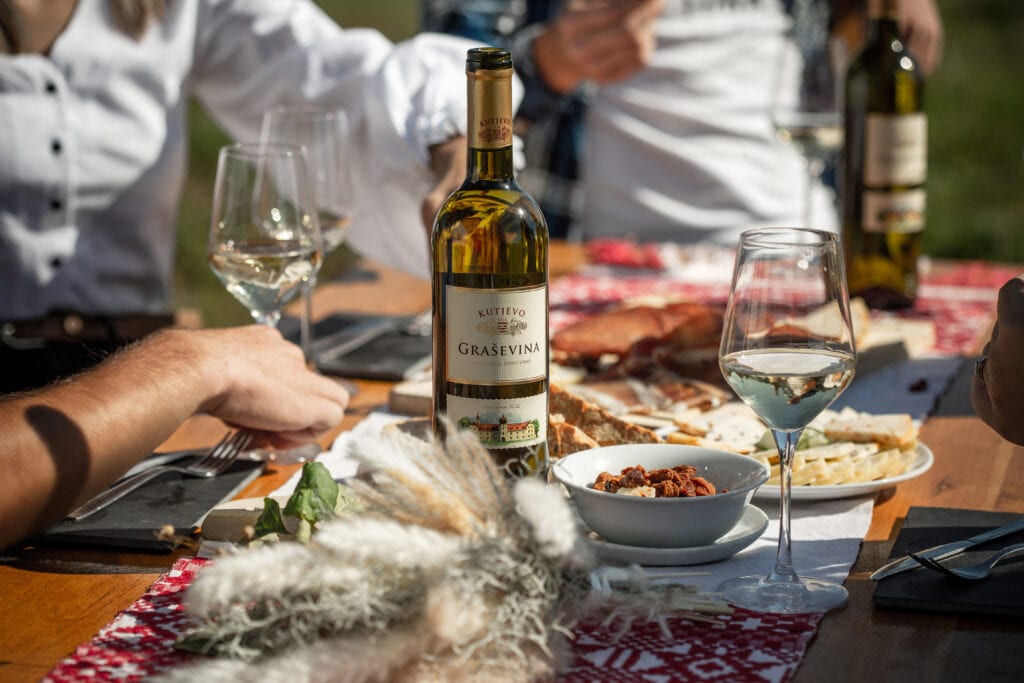 Kušači vina i testeri doživljaja u vinariji