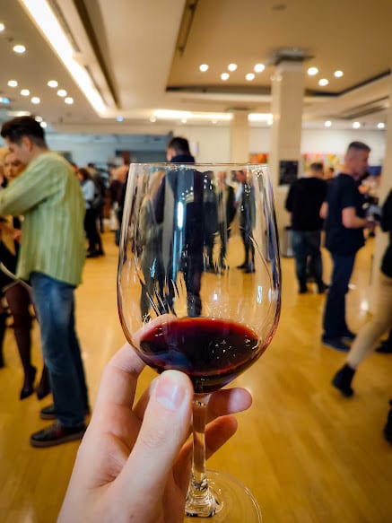 Crveno vino u čaši.